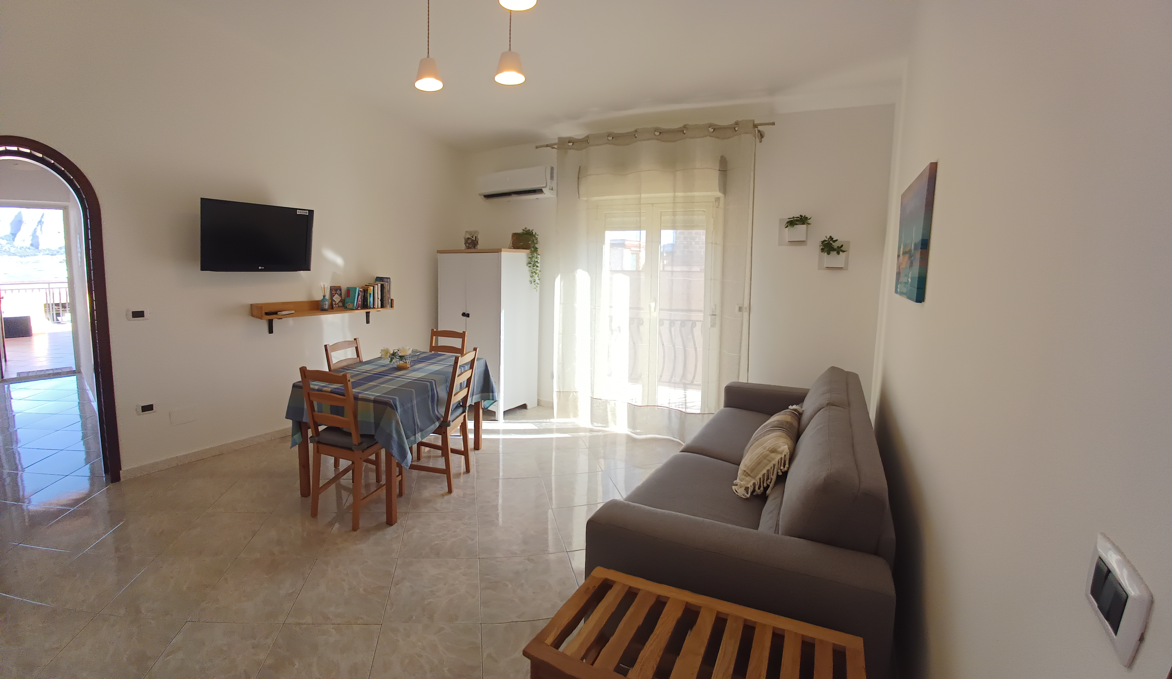 Zona living luminosa dell’appartamento