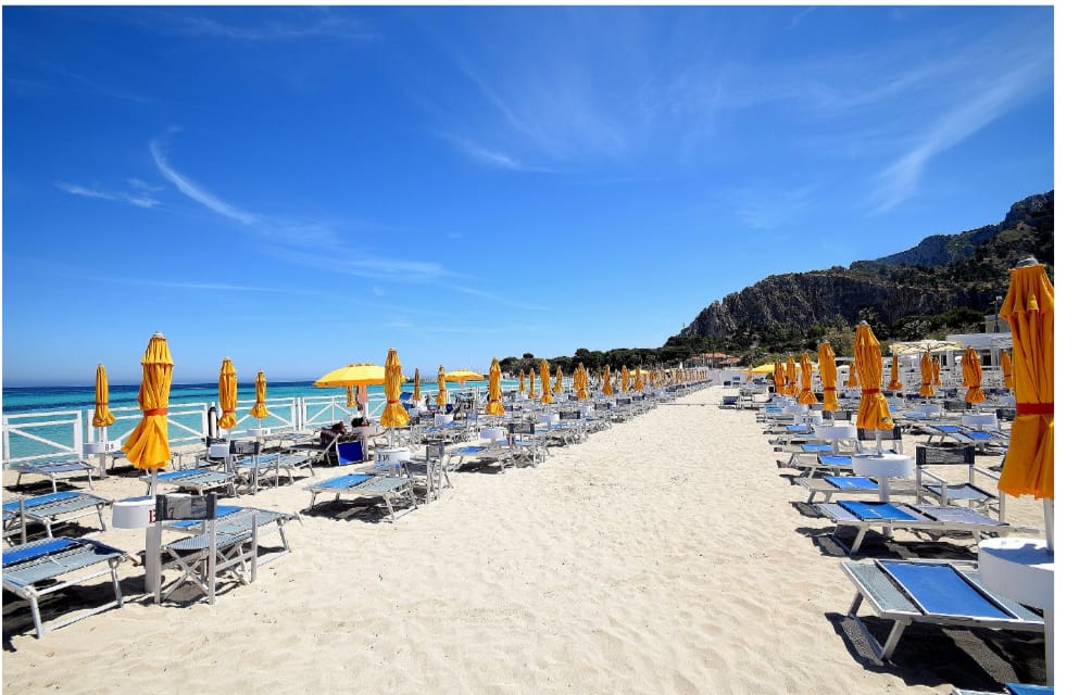 Spiaggia di Mondello vicino a Laura’s House